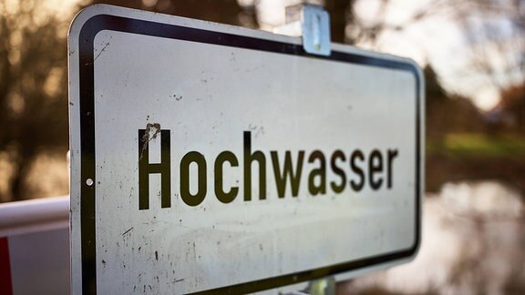 Straßensperre mit Schild Hochwasser 