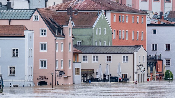 Teile der Altstadt sind vom Hochwasser der Donau überflutet.