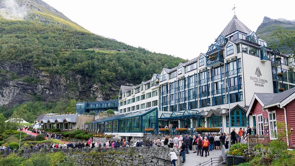 Presse und Einheimische warten vor der Hochzeit von Prinzessin Märtha Louise und Durek Verrett auf die Gäste, die auf dem roten Teppich vor dem Hotel Union eintreffen.
