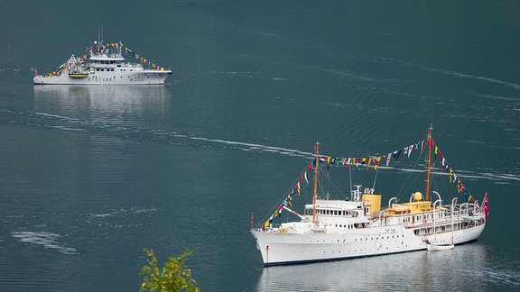 Das königliche Schiff liegt anlässlich der Hochzeit von Prinzessin Märtha Louise und Durek Verrett in Geiranger.
