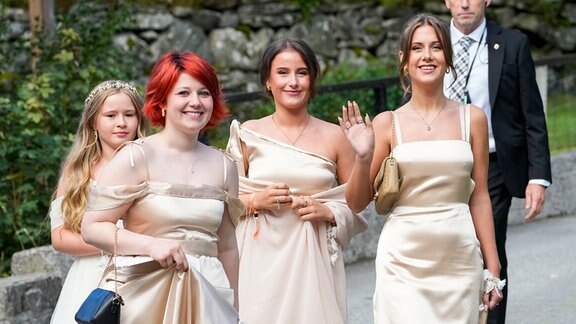 Die Töchter von Prinzessin Märtha Louise, Maud Angelica Behn, Emma Tallulah Behn und Leah Isadora Behn winken nach der Hochzeit von Prinzessin Märtha Louise und Durek Verrett.