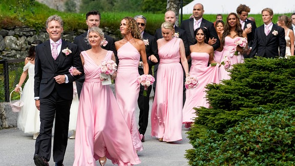 Die Brautjungfern und Brautmädchen verlassen nach der Hochzeit von Prinzessin Märtha Louise und Durek Verrett das Hochzeitszelt.