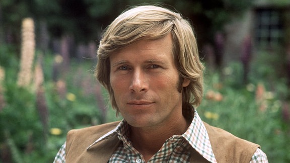 Horst Janson im Juni 1974 bei den Dreharbeiten zu dem Film "Frühling auf Immenhof" in der Nähe von Malente.