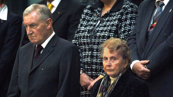 Von der Besuchertribüne im Berliner Bundestag aus verfolgen am Dienstag (22.11.2005) die Eltern von Angela Merkel, Horst und Herlind Kasner, die Wahl ihrer Tochter zur Bundeskanzlerin.