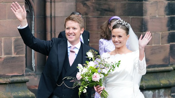 Olivia Henson und Hugh Grosvenor, der Duke of Westminster, verlassen nach ihrer Hochzeit die Kathedrale von Chester.