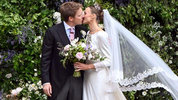 Hugh Grosvenor, Herzog von Westminster und Olivia Henson küssen sich.