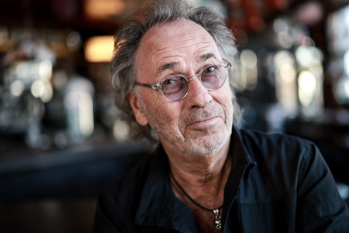 Hugo Egon Balder, Fernsehmoderator, bei einem Fototermin in seiner Rockkneipe Zwick an der Reeperbahn auf St. Pauli