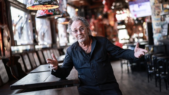 Hugo Egon Balder, Fernsehmoderator, bei einem Fototermin in seiner Rockkneipe Zwick an der Reeperbahn auf St. Pauli