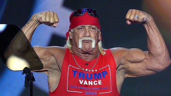 Hulk Hogan spannt seine Arme an, während er am letzten Abend des Republikanischen Nationalkonvents spricht.