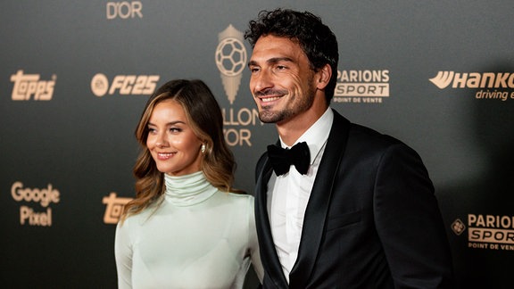 Mats Hummels und Nicola Cavanis Arm in Arm auf dem roten Teppich.