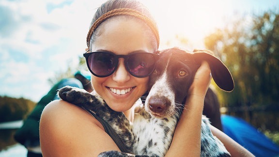 Frau hält Hund