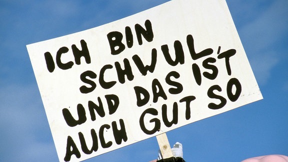 Ich bin schwul, und das ist auch gut so steht auf einem Plakat