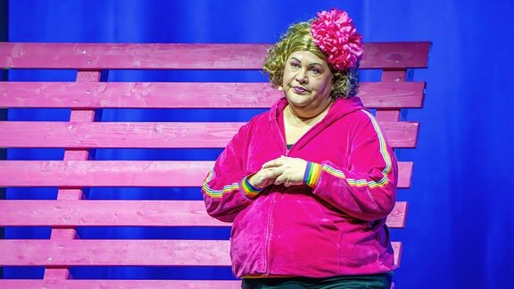 Komikerin Ilka Bessin performt bei ihrer Show 20 Jahre Cindy aus Marzahn in der Mitsubishi Electric Halle.