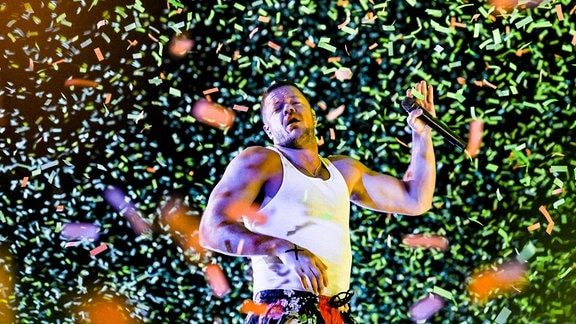 Der Sänger Dan Reynolds der US-amerikanischen Rockband Imagine Dragons steht beim Lollapalooza Festival Berlin auf dem Gelände des Olympiastadions auf der Bühne.