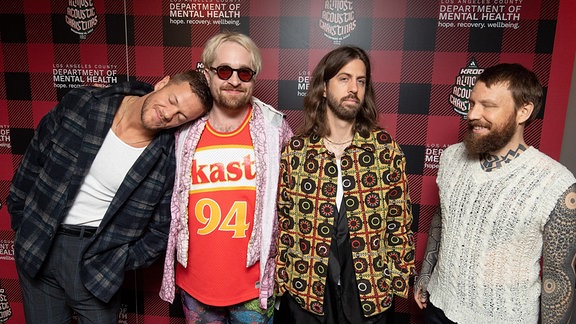 Dan Reynolds, Daniel Platzman, Wayne Sermon und Ben McKee von Imagine Dragons besuchen Audacys „KROQ Almost Acoustic Christmas“ im Kia Forum