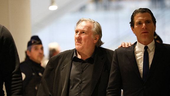 Gérard Depardieu erscheint am Gerichtssaal vor einer Verhandlung.