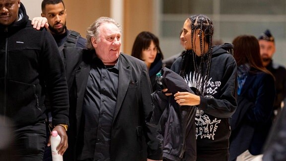 Gérard Depardieu verlässt eine Gerichtsverhandlung.