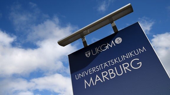 Das Schild der Uniklinik Marburg, 2016