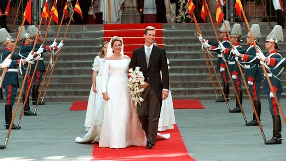 Die Frischvermählten Prinzessin Cristina von Spanien und Inaki Urdangarin verlassen am 4.10.1997, flankiert von einer Ehrengarde, nach ihrer Trauung die Kathedrale von Barcelona.