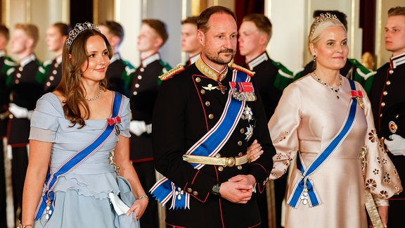 Norwegens Prinzessin Ingrid Alexandra (l), Kronprinz Haakon und Kronprinzessin Mette-Marit auf dem Weg zu einem Galadinner im Palast im Zusammenhang mit dem Staatsbesuch des isländischen Präsidentenpaares. 