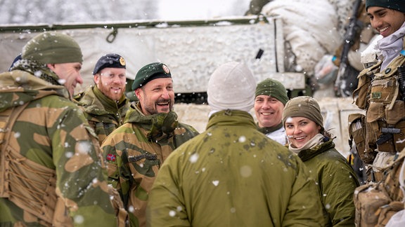  Haakon besucht Ingrid Alexadra bei der Joint Viking Militärübung in Setermoen