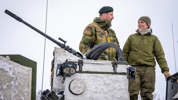 Haakon besucht Ingrid Alexadra bei der Joint Viking Militärübung in Setermoen