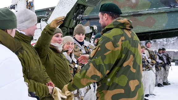 Kronprinz Haakon (NO), Prinzessin Ingrid Alexandra (NO), beim Besuch des norwegischen Kronprinzen beim Pionierbataillon während der Joint Viking Militärübung in Setermoen