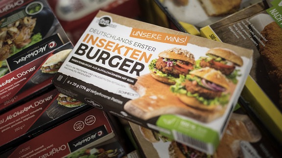Eine Verpackung mit Insektenburger.