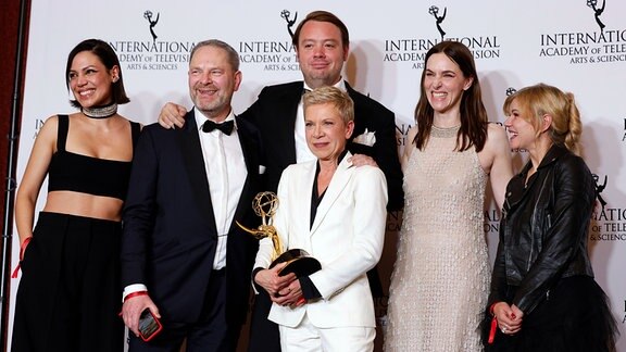 Das Team von "Liebes Kind [Dear Child]" bei der Preisverleihung auf der Bühne