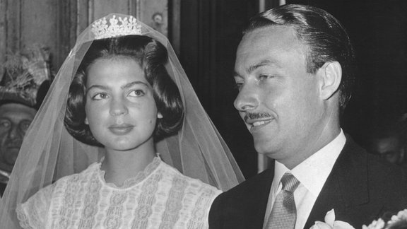 Alfonso Prinz zu Hohenlohe steht 1955 bei seiner kirchlichen Trauung neben seiner Braut Virginia (Ira), Prinzessin zu Fürstenberg.