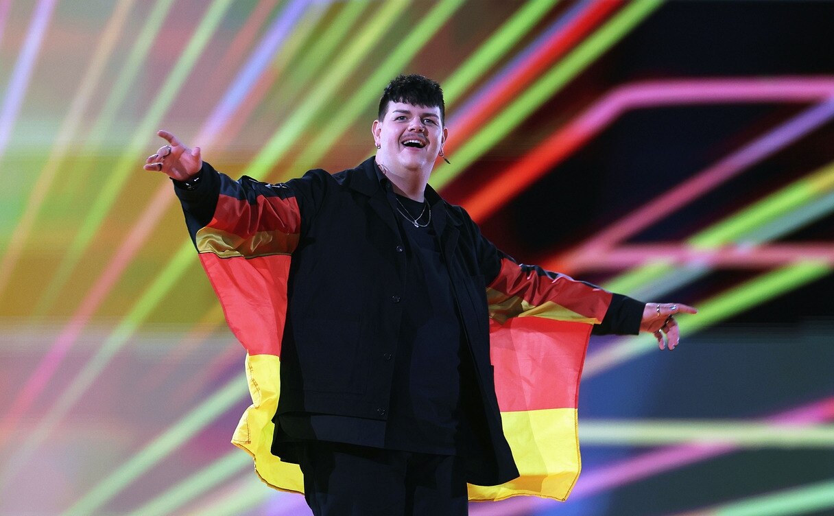 Isaak aus Deutschland betritt die Bühne beim Finale des Eurovision Song Contest (ESC) 2024 in der Malmö Arena.