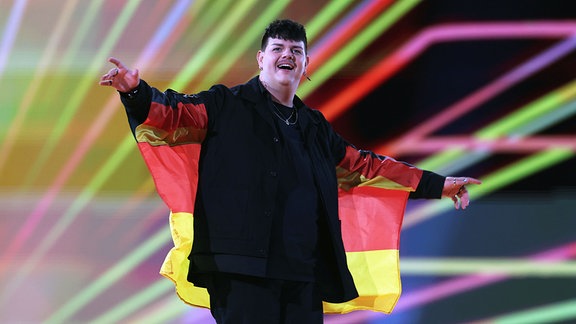 Isaak aus Deutschland betritt die Bühne beim Finale des Eurovision Song Contest (ESC) 2024 in der Malmö Arena.