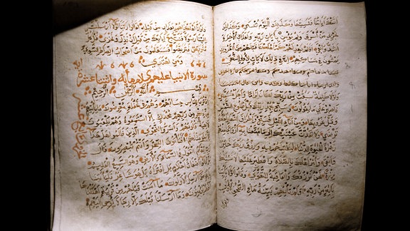 Koran auf schwarzem Hintergrund.