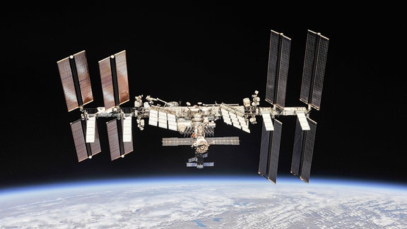 Das Bild zeigt die Internationale Raumstation (ISS). 