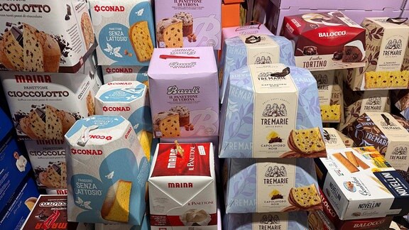 In einem italienischen Supermarkt stapeln sich die Kartons mit dem Weihnachtskuchen Panettone