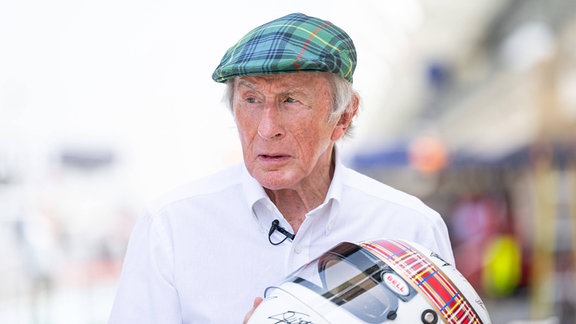 Sir John Young Jackie Stewart (Ex Formel 1 Rennfahrer, Weltmeister) mit einem Helm in der Hand.