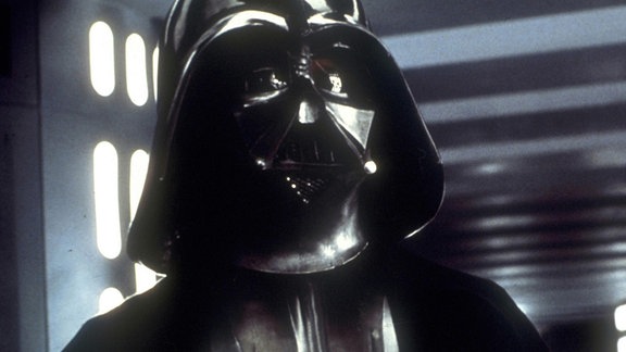 Ein FIlmstill von David Prowse (alsDarth Vader; Stimme: James Earl Jones)