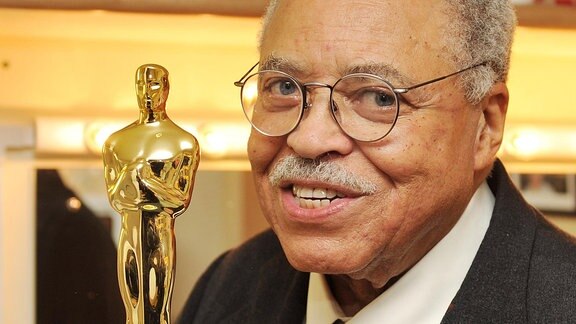 James Earl Jonnes hält einen Oscar in den Händen.