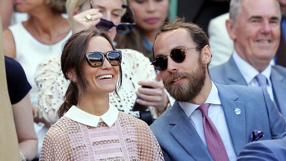 Pippa Middleton und ihr Bruder James schauen sich am 05.07.2017 im The All England Lawn Tennis and Croquet Club in Wimbledon, London (Großbritannien) ein Tennisspiel an. 