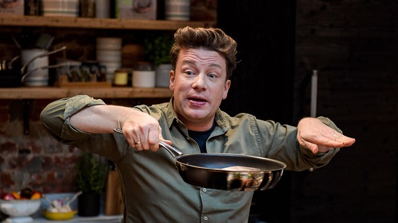 Der britische Koch Jamie Oliver kocht in der One Kitchen Kochschule. 