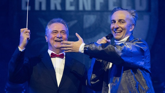 Jan Böhmermann (r) tritt zusammen mit Claus Weselsky