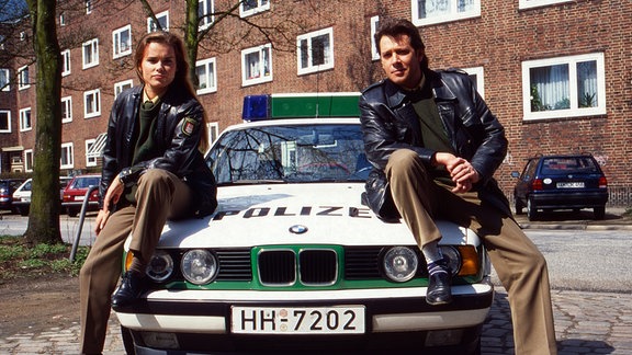 Andrea Lüdke, deutsche Schauspielerin, mit Jan Fedder bei Dreharbeiten zur Fernsehserie "Großstadtrevier" in Hamburg, Deutschland um 1995.