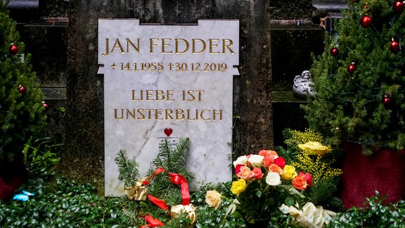 Frische Blumen am Grab des ehemaligen Schauspielers Jan Fedder