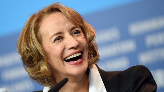 Die britische Schauspielerin Janet McTeer spricht am 07.02.2015 in Berlin während der 65. Internationalen Filmfestspiele bei der Pressekonferenz für "Angelica". 