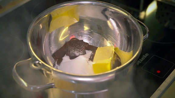Schokolade, Butter und Zucker in einem Topf
