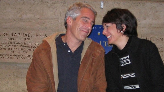 Die vom US-Justizministerium veröffentlichte undatierte Aufnahme zeigt Ghislaine Maxwell und Jeffrey Epstein.