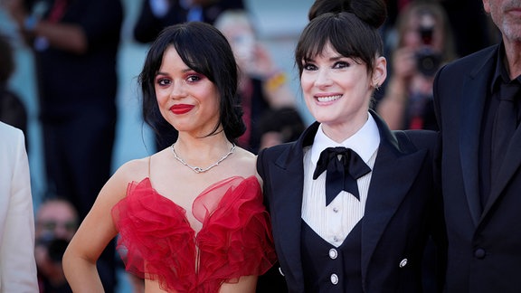 Jenna Ortega und Winona Ryder auf dem roten Teppich