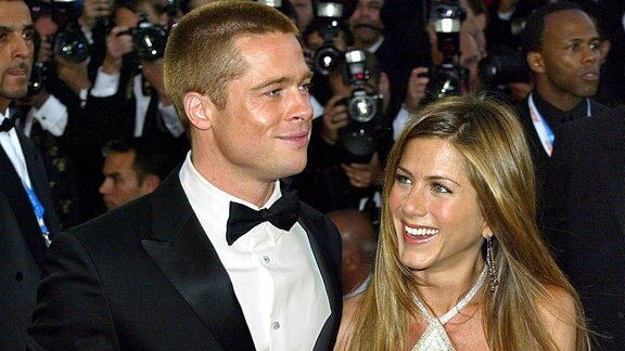 Hollywoodstar Brad Pitt und seine Frau Jennifer Aniston (r) treffen am 13.5.2004 zu der Vorstellung des Films "Troya" bei den Filmfestspielen in Cannes ein.
