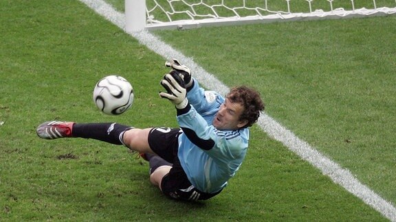 Torwart Jens Lehmann hält den entscheidenden ElfmeterFussball beim WM-2006-Viertelfinale Deutschland - Argentinien.