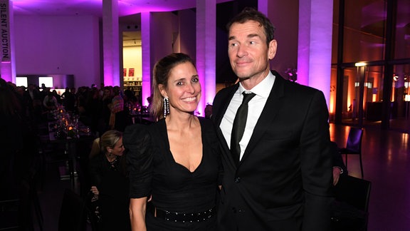 Der Fußballer Jens Lehmann feiert mit seiner Frau Conny Lehmann bei der „PIN Benefizauktion 2023" der Freunde der Pinakothek der Moderne in der Pinakothek der Moderne.
